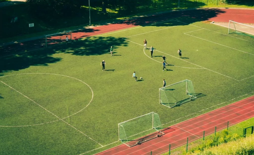 5 beneficios del césped natural en campos deportivos